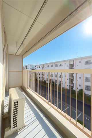 洗濯物を干すだけではなく、おしゃれに活用できれば生活がもっと豊かになります。
光もたっぷり差し込むため、部屋の奥まで自然光が明るく照らします。