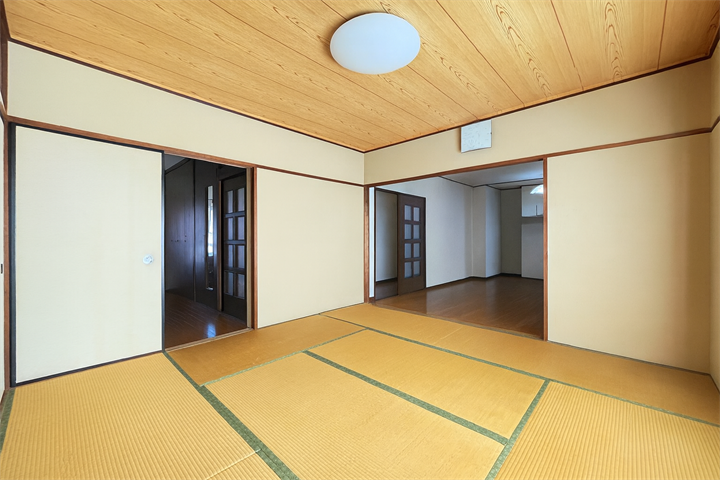 リビングとつながる畳敷きのお部屋は、
お客さまが遊びに来た時にも使えますし、
ちょっと疲れた時にお昼寝できるのもうれしいですね。