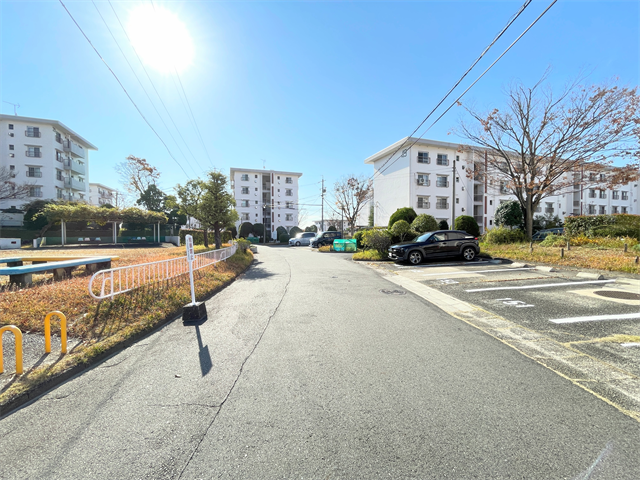 車がすれ違うのに安心な道幅です。道幅が広すぎると交通量が増えてしまうのも心配ですので、これぐらいが理想的な道幅なのかもしれませんね。