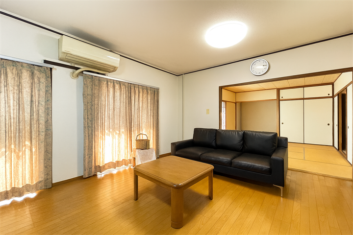 広々とした空間にスッキリと家具を配置すれば、
いつでも片付いた状態をキープできます。