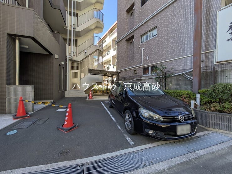 敷地内にある駐車スペースです。空き状況は、お気軽にお問合せください。