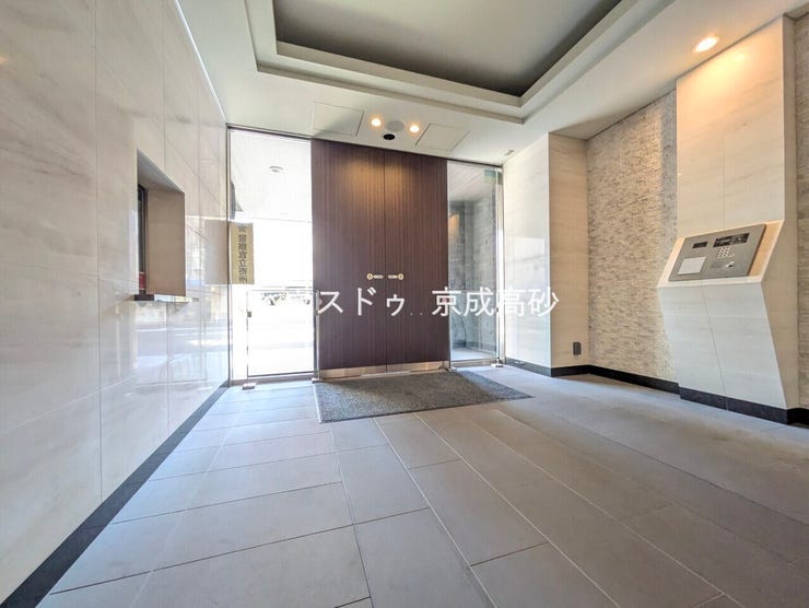 足を踏み入れると静穏な時間が流れるエントランスホール。