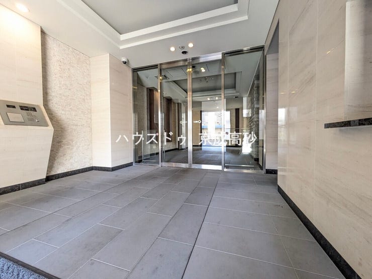 エントランス内部は、管理が行き届き清潔な共有スペースとなっています。