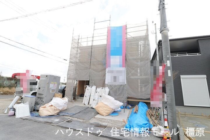 開発分譲地内。前面道路幅は約6mあり、大型車でもスムーズに出し入れできます。(2026年1月8日撮影)