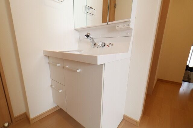 【wash basin】
2階にも洗面台があります。ご家族の朝の身支度が重なる時間帯でもストレスなく便利ですね♪