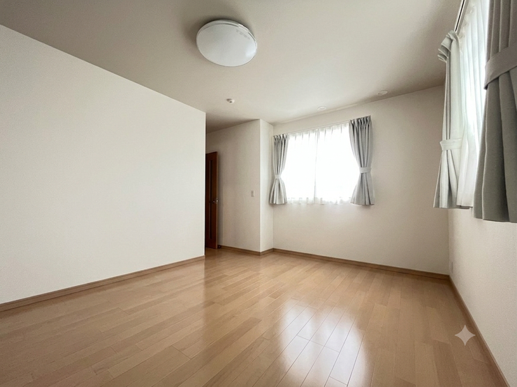 【bed room】
9帖の寝室です。
ベッドを置いても広々と使えます♪
※家具は消しています。
