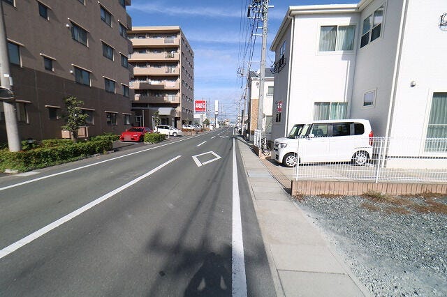 【Front road】
前面道路は見通しのよい直線道路です。
駐車の際も楽々です。