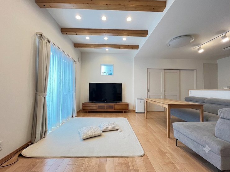 【living room】
広々としたLDK。カウンターキッチンなので、ご家族との会話を楽しみながらのお料理や、お子様も見守ることができて安心です♪
※お荷物AIにより消しています。