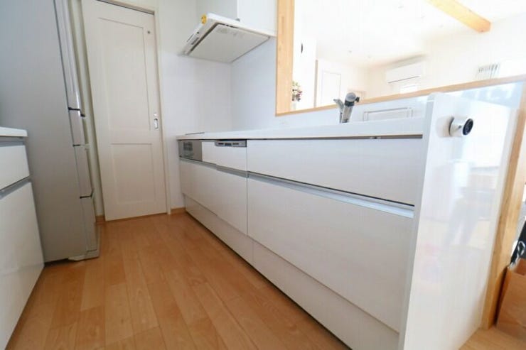 【kitchen】
背面の収納も嬉しいキッチン。
キッチン横の扉からは直接洗面室にも出入りできる、家事動線を考えたプランです♪