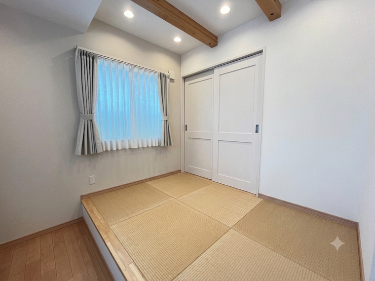 【Japanese style】
一階にある和室です。
小さなお子様の遊び場としても利用できます♪
※お荷物AIにより消しています。