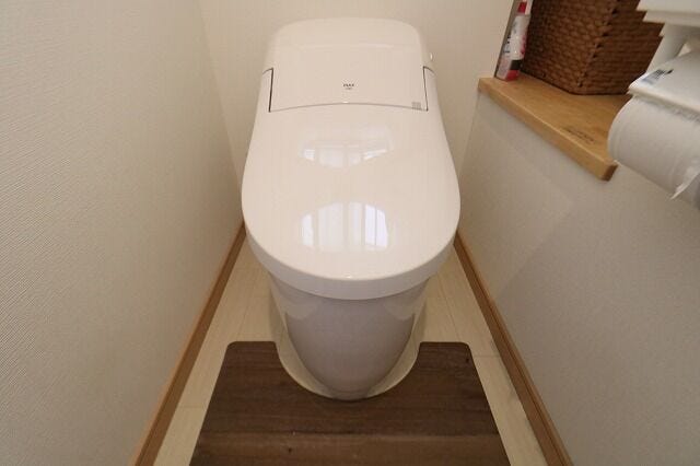 【toilet】
オシャレなトイレ♪タンクレストイレでとても広々感じられます♪小物を飾れる棚が付いています。