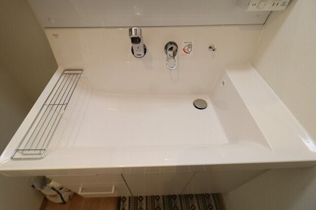 【dressing room】
ハンドシャワー付き洗面台。広い洗面ボウルでは楽にシャンプーや手洗い洗濯ができます。