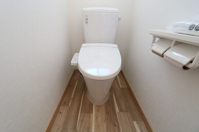 【toilet】
2階トイレです。ペーパーホルダーが2つあるのもちょっと嬉しいポイントですね♪