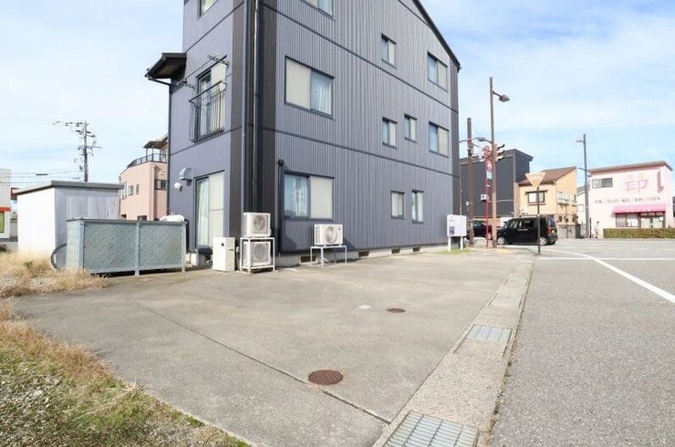 県道6号(立山公園線)沿いで多方面へのアクセス良好!