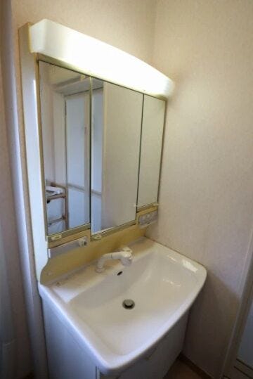 身だしなみチェックがしやすい三面鏡の洗面台!