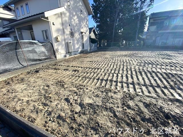 並列駐車2台可能◎車をよく出し入れする方にもオススメです!木造2階建て、間取りは4LDK。パントリーや全居室収納など収納豊富な住まいです。