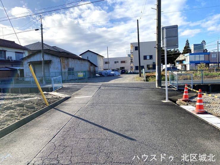 幅員約5.5mの前面道路です。車がすれ違うのに安心な道幅です。道幅が広すぎると交通量が増えてしまうのも心配ですので、これぐらいが理想的な道幅なのかもしれませんね。