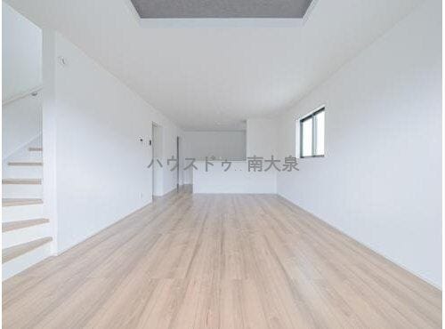 静けさとぬくもりが溶け合う、明るく開放的なリビングダイニング