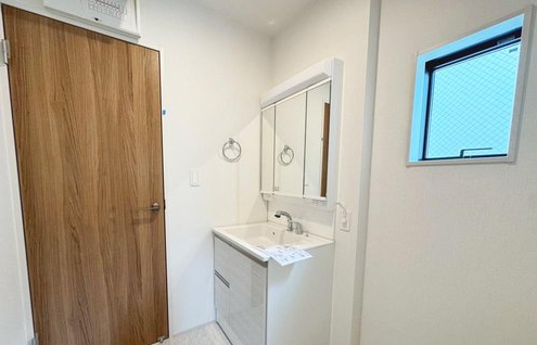 やさしい光がそっと射し込む洗面台、
鏡に映るのは、今日も笑顔のわたし