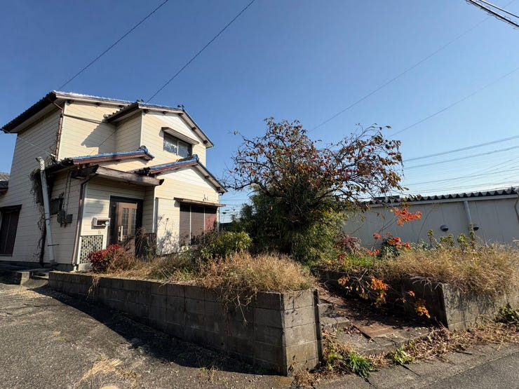 解体後、更地でのお渡し&建築条件なしのため、理想のプランを自由に描けます。スムーズに住まいづくりが始められる、魅力的な土地です。設計の自由度が高く、こだわりの住空間を叶えたい方にもおすすめです。