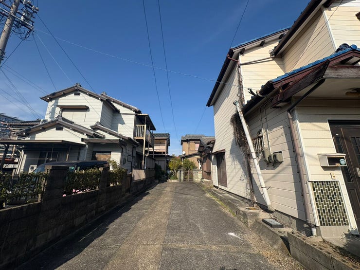 解体後、更地でのお渡し&建築条件なしのため、理想のプランを自由に描けます。スムーズに住まいづくりが始められる、魅力的な土地です。設計の自由度が高く、こだわりの住空間を叶えたい方にもおすすめです。