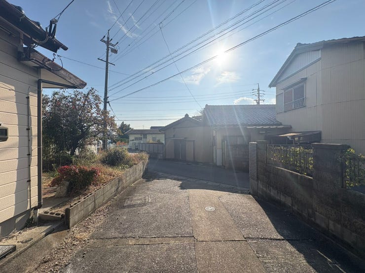 解体後、更地でのお渡し&建築条件なしのため、理想のプランを自由に描けます。スムーズに住まいづくりが始められる、魅力的な土地です。設計の自由度が高く、こだわりの住空間を叶えたい方にもおすすめです。