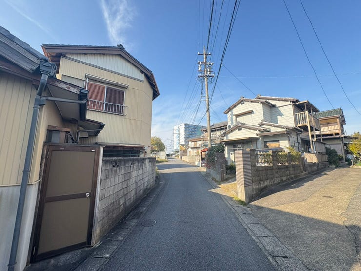 解体後、更地でのお渡し&建築条件なしのため、理想のプランを自由に描けます。スムーズに住まいづくりが始められる、魅力的な土地です。設計の自由度が高く、こだわりの住空間を叶えたい方にもおすすめです。