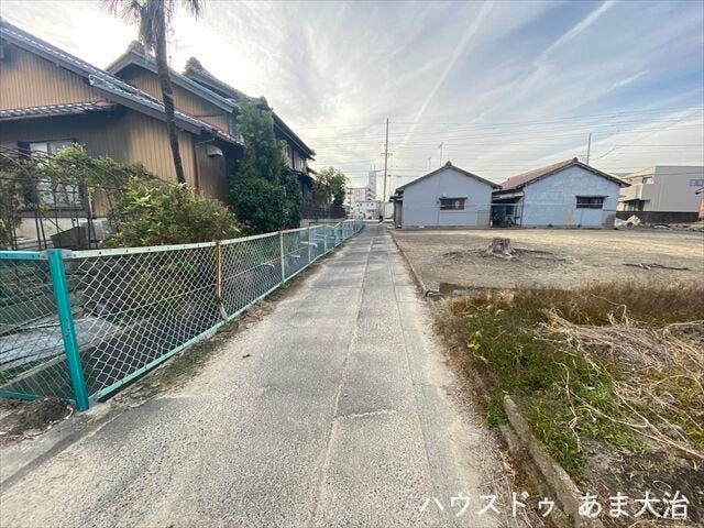 幅員約4.2mの前面道路です。普通車が1台通れる幅となります。大型車の通行が少ないので、振動や騒音が抑えられます。