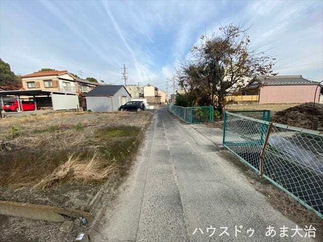 幅員約4.2mの前面道路です。車1台が余裕を持って通れる道幅です。車はスピードを控えるので事故率の軽減や歩行者も安心して通行できます。