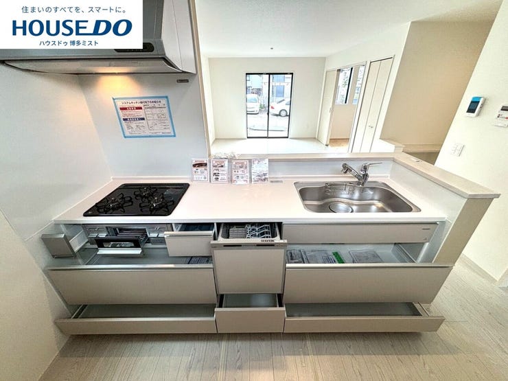 【今日のゴハンは何食べたい?】重たい鍋や大きなフライパンの収納はキッチン下のスライド収納へ。ちょっとした家事の手間を楽にする、家族みんなが使いやすいキッチンです。