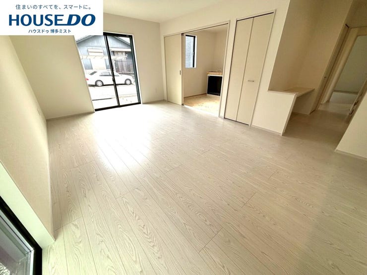 【家族のいやし時間】穏やかな光が入るリビング。忙しい毎日だからこそ、家族と過ごす時間は大切。家族みんなが快適なリビングだから、忙しい朝も、くつろぎの夜も、楽しい時間が過ごせます。