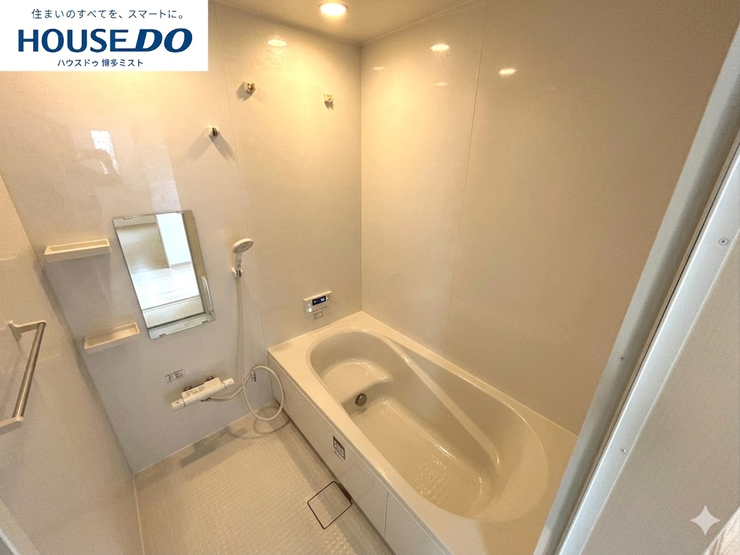 【『ふぅーーーっ。』と思わず声がでちゃいます。】デザイン性に優れた浴槽でゆったりとしたバスタイムを演出。ベンチ付きなので半身浴も楽しめます。