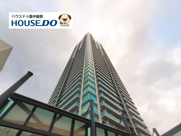 【外観】
北摂のシンボルとも言われる当マンションは「千里中央」駅からペデストリアンデッキで直結!エントランスはオートロック付きで、パーティールームやスカイガーデン等共用施設が充実しています!