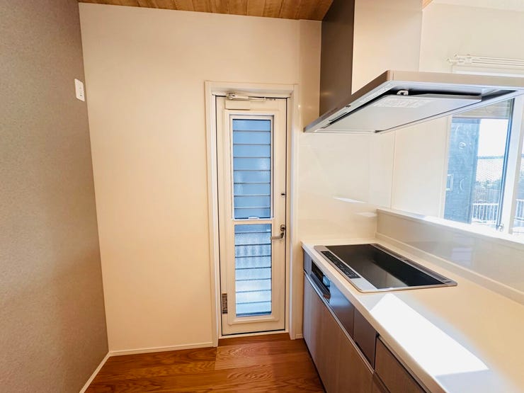 ◇キッチン横には勝手口が付いています☆