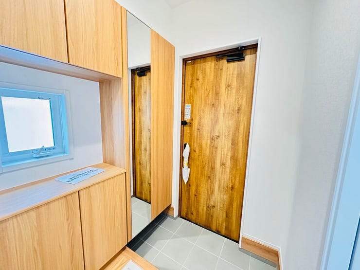 ◇木目調の玄関ドアがお洒落で収納スペースも充実しています☆