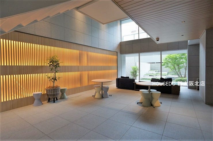 ■管理が行き届いており、まるでホテルのようにキレイなエントランスです
■カメラが設置されているので、防犯面でも安心です
■天井が高く開放感のある空間になっております