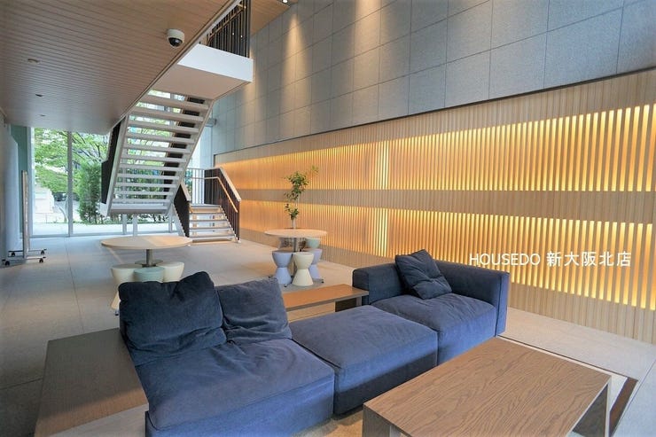 ■エントランスにはオシャレなソファーが設置されています
■お客様にお待ちいただくときもソファがあると安心ですね
■窓からは中庭が見え、緑を感じていただくことができますよ