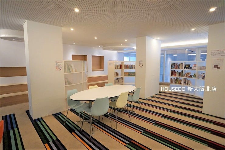 ■椅子があるので座って読むこともできます
■マンション内にあるので、お外で遊べない雨の日もお楽しみいただけます
■お子さまが一人でご利用されても安心です
■親子で一緒に本を読むのもいいですね