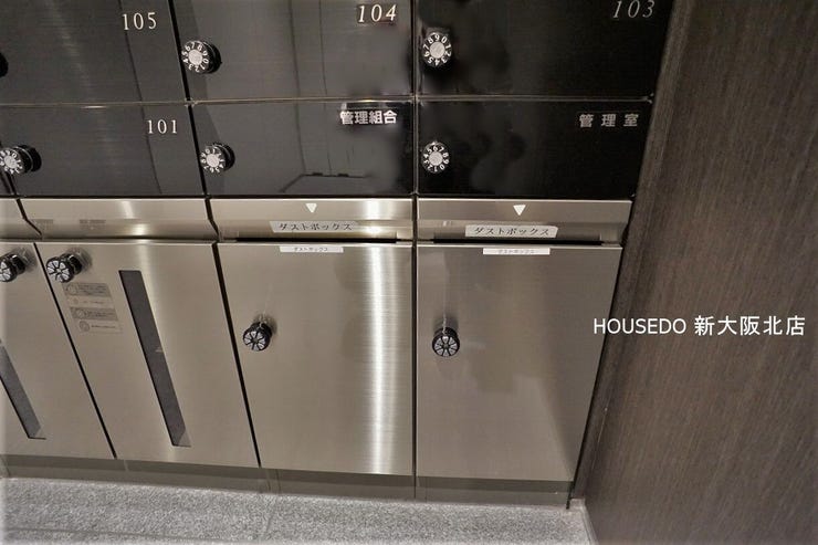 ■不要なチラシ類はこちらのダストボックスへ
■部屋に不要なチラシを持ち帰る必要がないので、ゴミも増えずにラクラクです
■ダストボックスが造りつけなので、ポスト回りもスッキリとしています