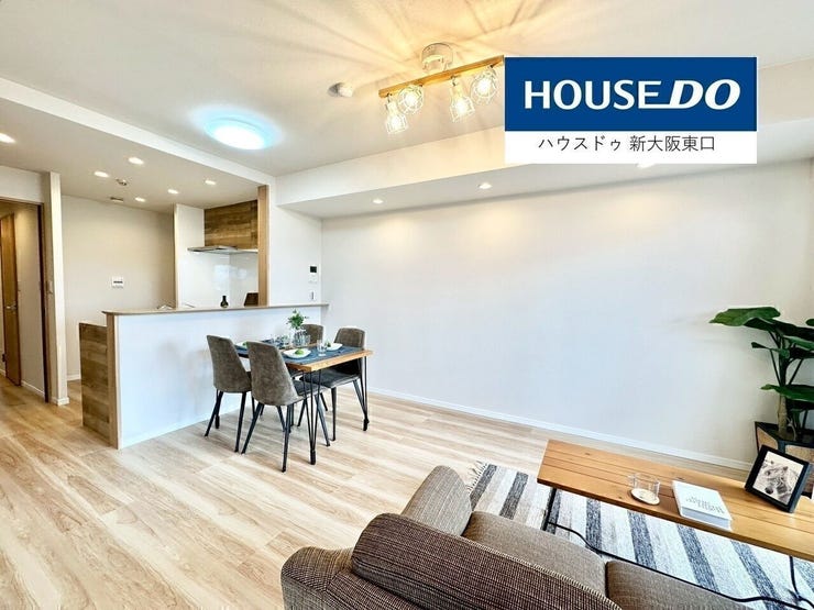 洋室5.4帖からの眺望。フローリングの色合いと新設された建具の色合いがとてもマッチしていますね。