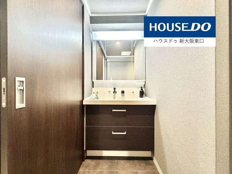 三面鏡タイプの洗面台を新調。
収納も多く使いやすいです。