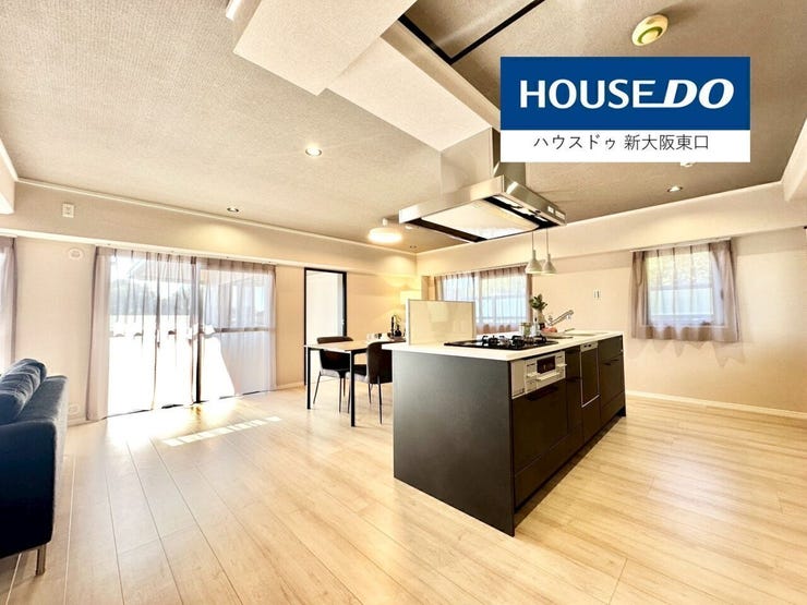 天井が高く開放的なリビングです。
アイランドキッチンを備えた回遊同線。