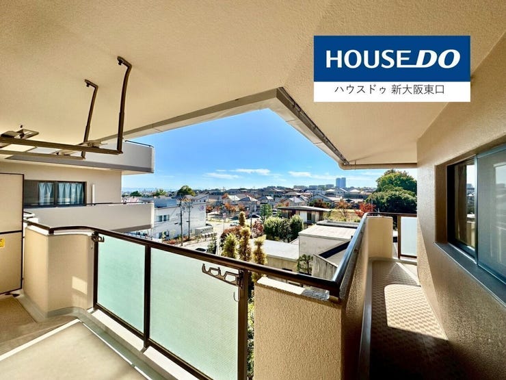 前面には遮蔽物がなく、はるか彼方まで見渡せるバルコニーです。