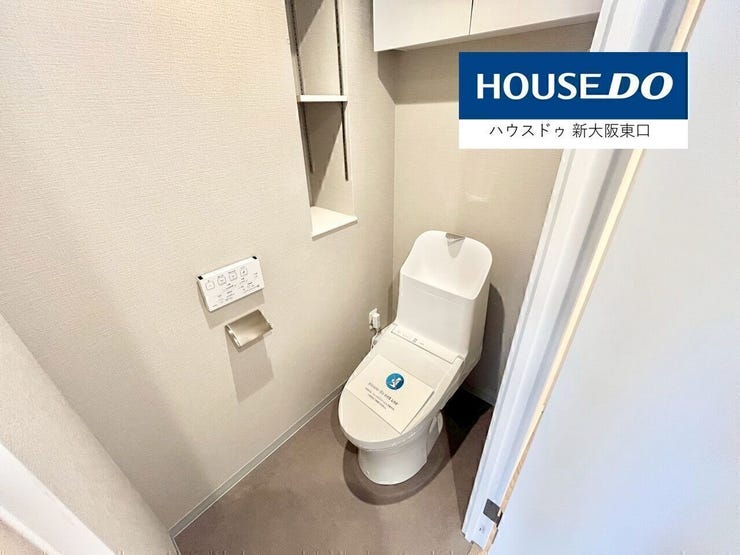 【新調】
ウォシュレットつきの、最新型トイレ
収納もあり至便です。