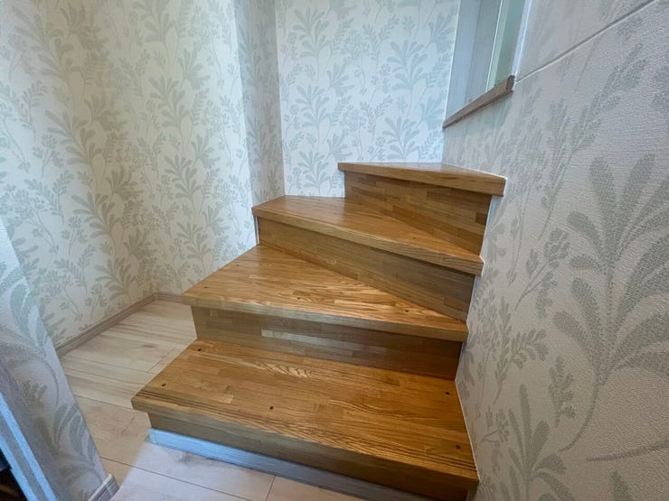 勝手口からキッチンにつながる階段