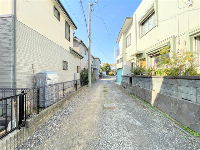 幅員約4mの前面道路です。車1台が余裕を持って通れる道幅です。車はスピードを控えるので事故率の軽減や歩行者も安心して通行できます。