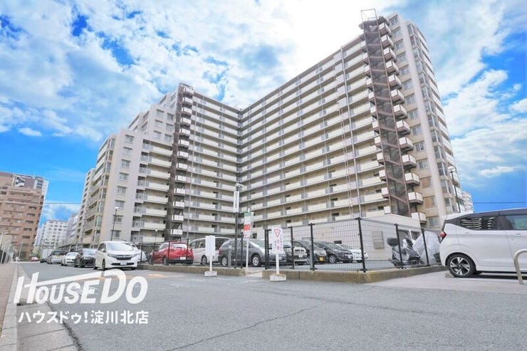 【外観】
■■■ 内覧予約受付中 ■■■
15階建4階部分・南西角住戸◎
専有面積90m2!ゆったり4LDK
お気軽にお問い合わせください♪