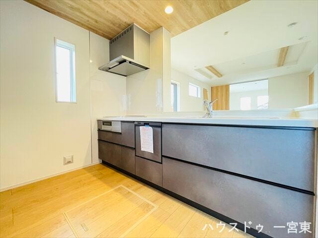 西側幅員約7.9mの前面道路です。広々としていて、街並みが開放的で圧迫感がありません。