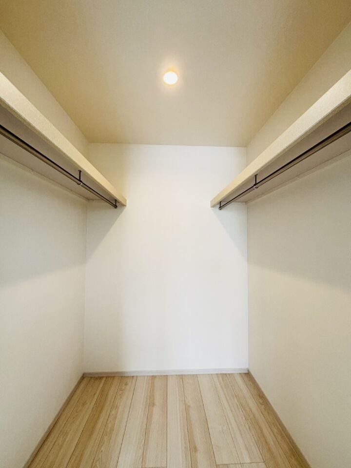 お洋服をたっぷり掛けられるハンガーパイプと枕棚を両側に設置。お気に入りの衣類や季節物の荷物まで丸ごとすっきり収納でき、お部屋の広さを最大限に活かせます。