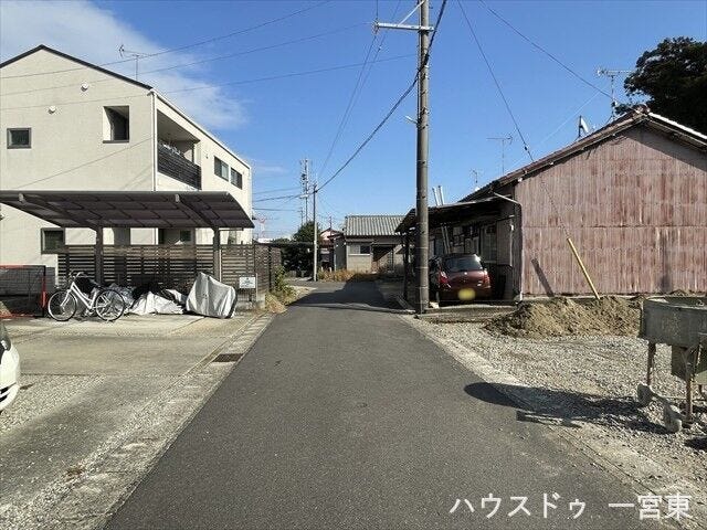 ≪南側西向き 幅約4.0m≫
普通車が1台通れる幅となります。大型車の通行が少ないので、振動や騒音が抑えられます。